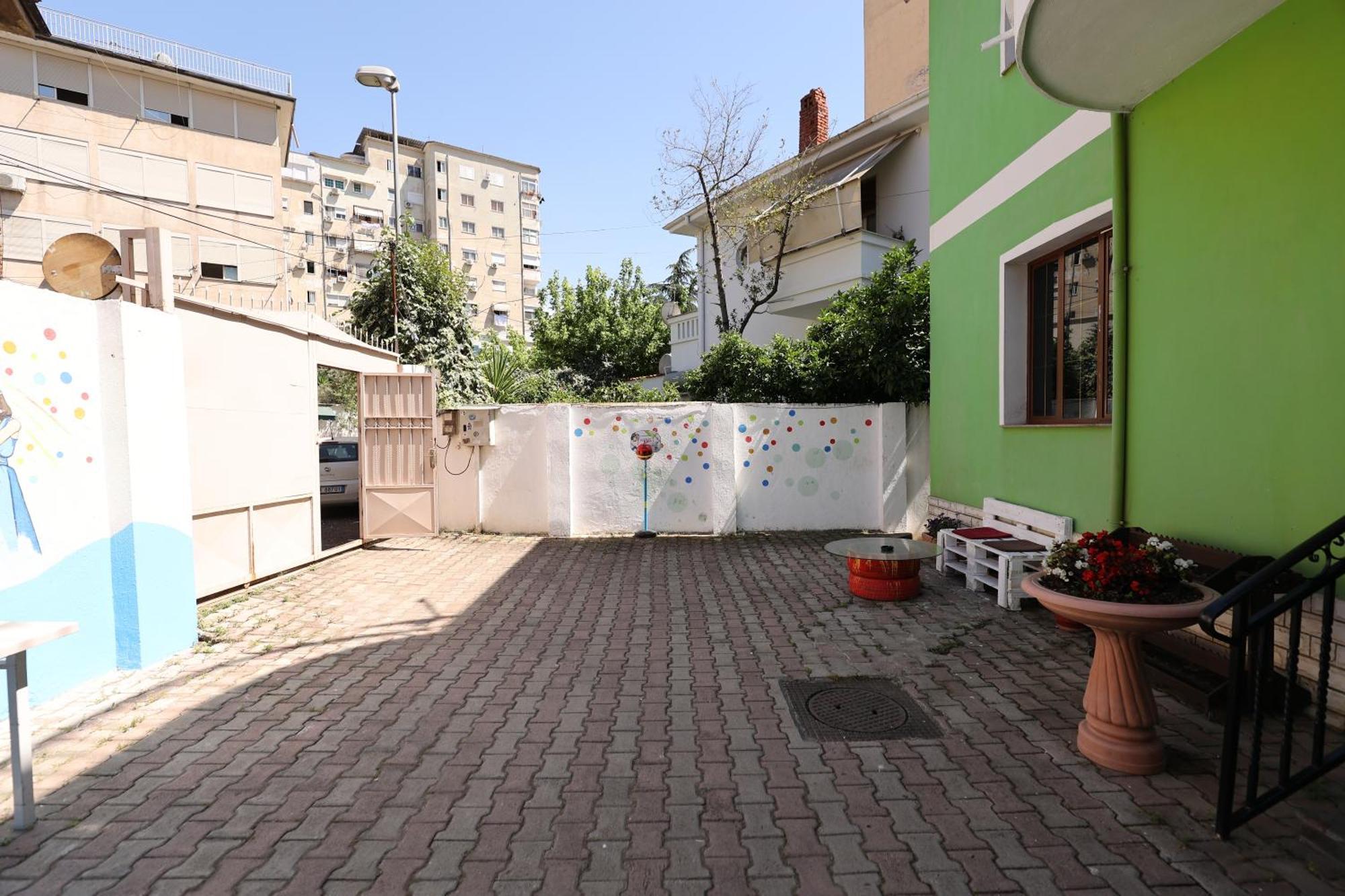 Hostel Osho Tirana Exteriör bild