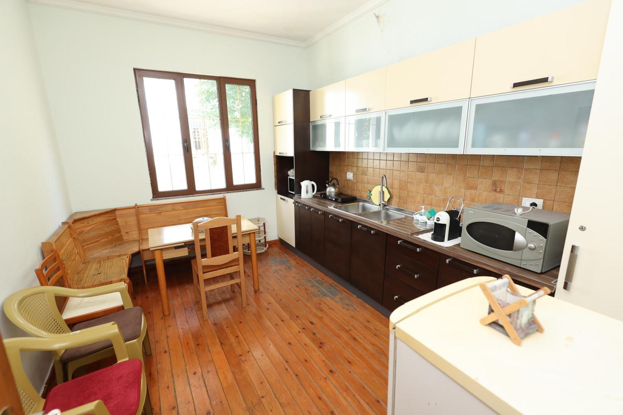 Hostel Osho Tirana Exteriör bild